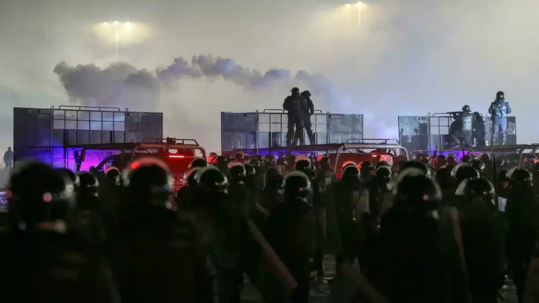 Los manifestantes son dispersados ​​por la policía en Almaty, Kazajistán, el martes 4 de enero de 2022. © Pavel Mikheyev, Reuters