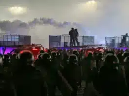 Los manifestantes son dispersados ​​por la policía en Almaty, Kazajistán, el martes 4 de enero de 2022. © Pavel Mikheyev, Reuters