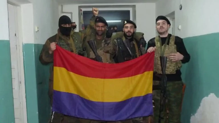 «En Ucrania hay una madeja de subgrupos fascistas y antifascistas a los que les gusta jugar a los soldados»