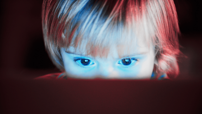 Nueva estrategia de la UE para empoderar y proteger a los menores en el mundo digital