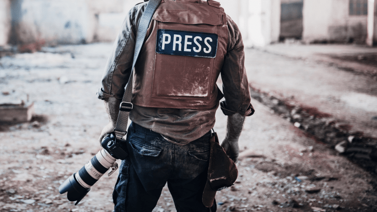 Soldados rusos elaboran listas de periodistas para interrogarlos, advierte RSF