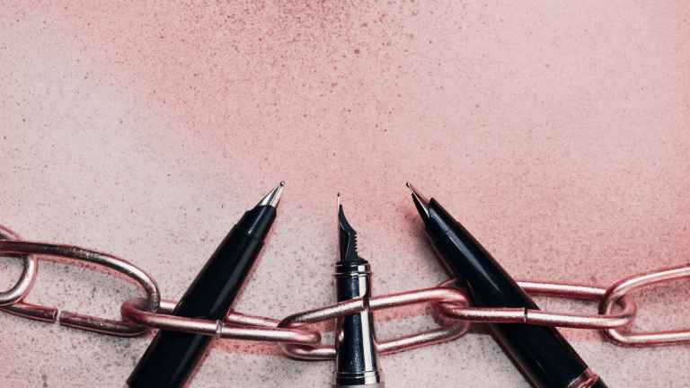 RSF denuncia los «humillantes» métodos utilizados contra periodistas en Bielorrusia