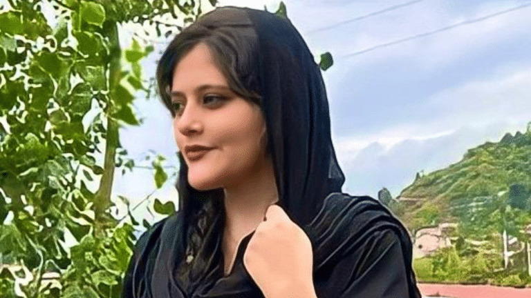 Revueltas en Irán tras la muerte de una joven detenida por llevar mal puesto el velo