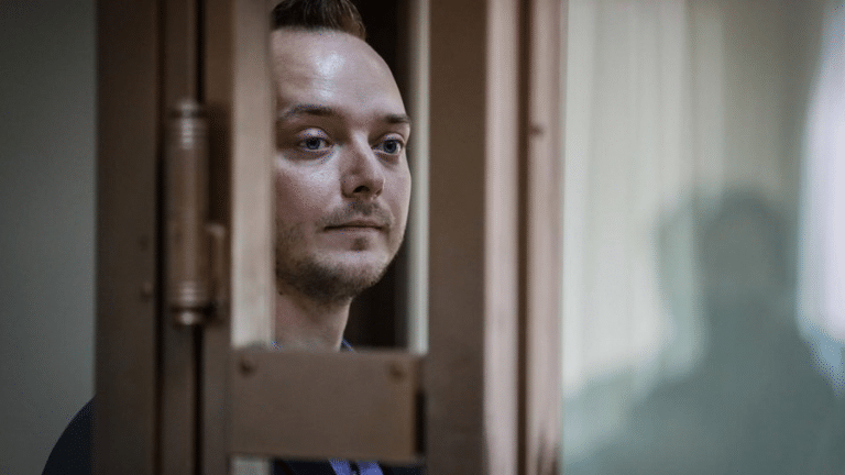 Rusia condena a 22 años de cárcel al periodista Iván Safrónov por alta traición