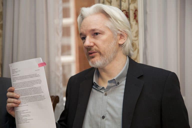 Julian Assange queda en libertad bajo fianza tras pactar con Estados Unidos