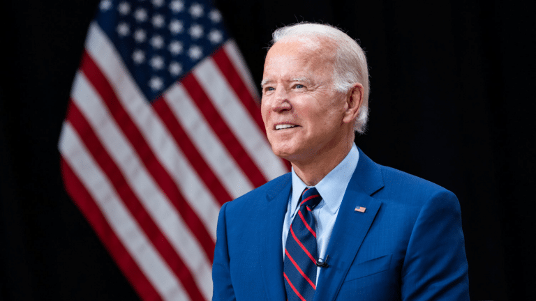 Menos de la mitad de los votantes demócratas cree que Biden debe renunciar
