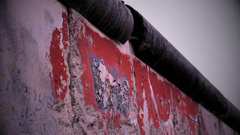 ¿Qué implicó la construcción y caída del Muro de Berlín para la historia?