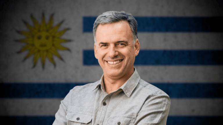 Yamandú Orsi es el nuevo presidente electo de Uruguay tras ganar al oficialista Álvaro Delgado