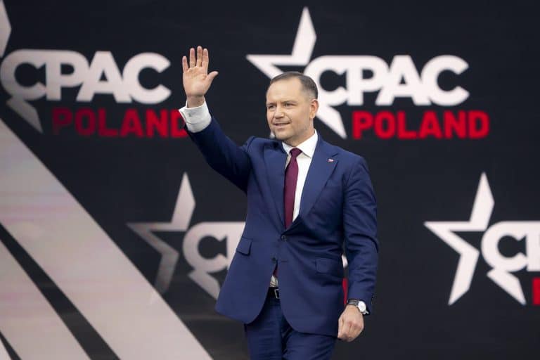 El euroescéptico Nawrocki gana las elecciones presidenciales de Polonia