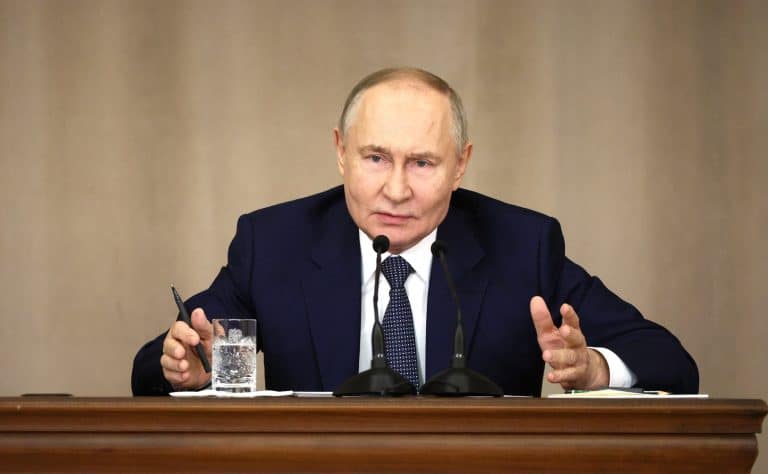 Putin promete garantías de seguridad a Zelenski si viaja a Moscú para negociar la paz