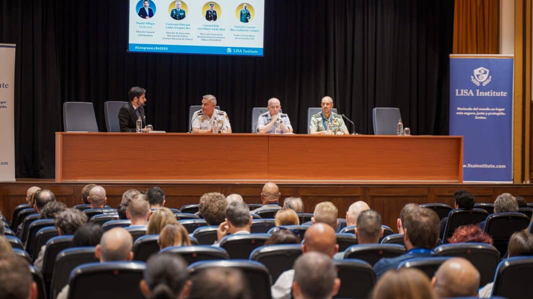 Mesa 1. De izquierda a derecha: Daniel Villegas, Comisario Principal Carlos Vázquez, Coronel José M.ª Santé y Teniente Coronel Blas Guillamón.