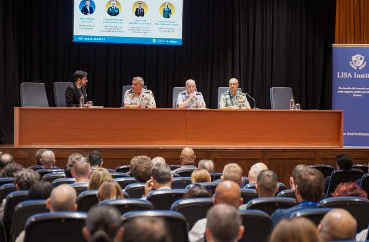 Mesa 1. De izquierda a derecha: Daniel Villegas, Comisario Principal Carlos Vázquez, Coronel José M.ª Santé y Teniente Coronel Blas Guillamón.