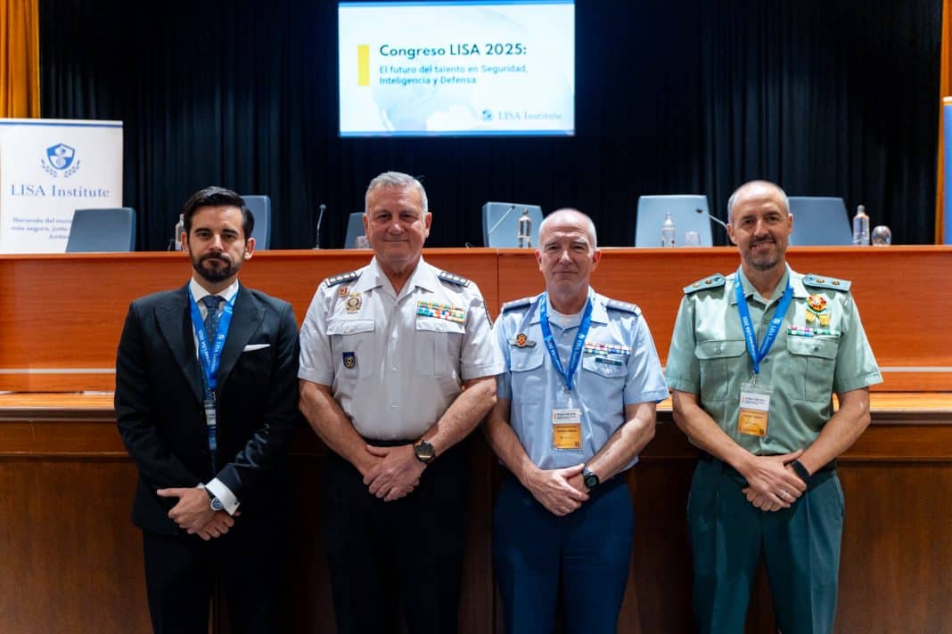 De izquierda a derecha: Daniel Villegas, Comisario Principal Carlos Vázquez Ara, Vicealmirante Javier Roca Rivero, Coronel Anselmo del Moral Torres y Joaquín González.