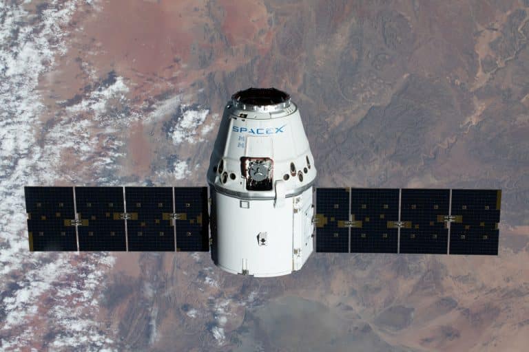 SpaceX pide la puesta en órbita de un millón de satélites para centros de IA espaciales