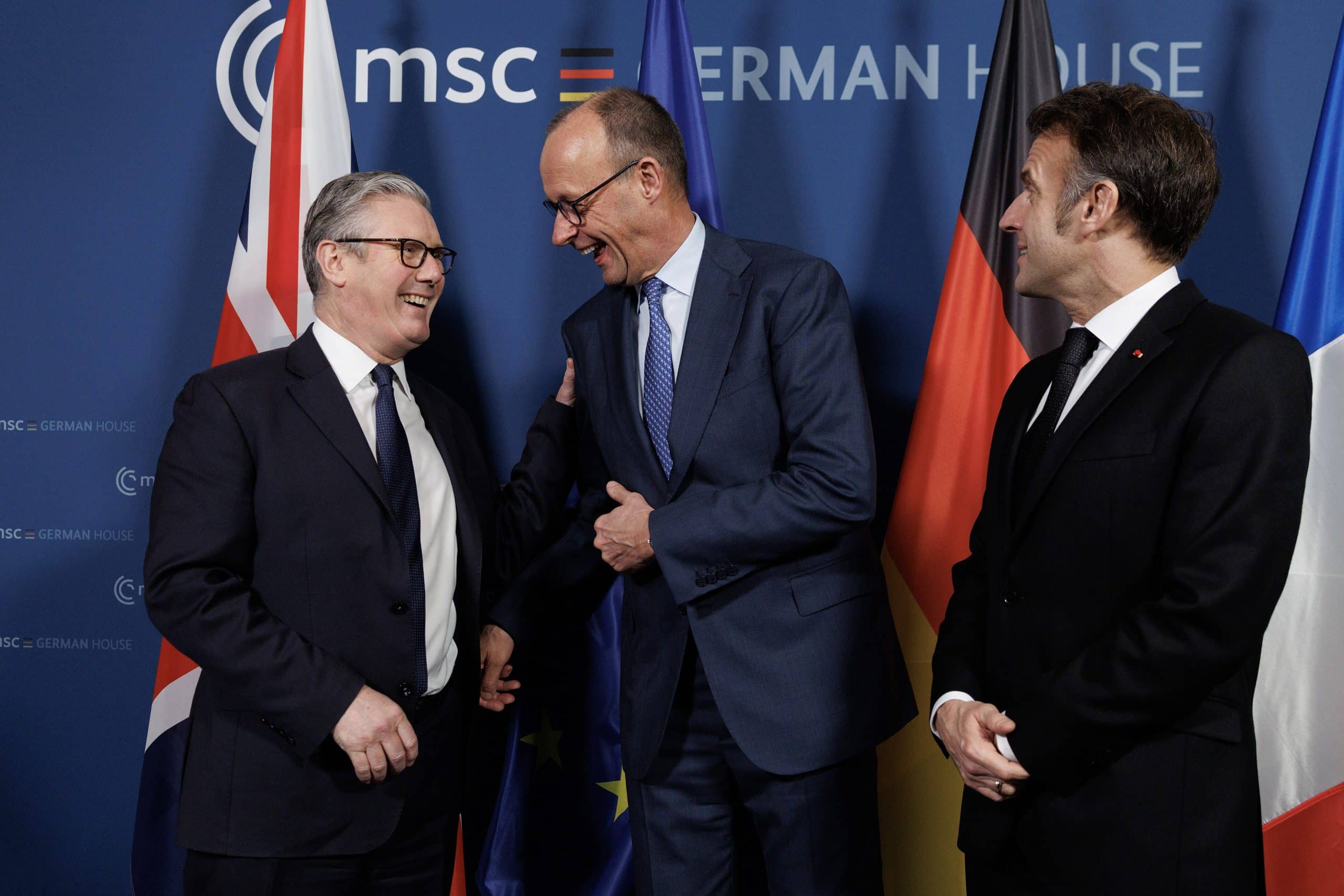El primer ministro Keir Starmer, el presidente francés Emmanuel Macron y el canciller alemán Frederich Merz se reúnen mientras asisten a la Conferencia de Seguridad de Múnich. Imagen de Simon Dawson / Nº 10 Downing Street