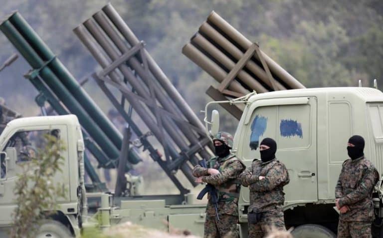 El Gobierno libanés prohíbe la actividad militar de Hezbolá y exige la entrega de armas
