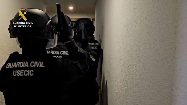 Policía Nacional y Guardia Civil desarticulan una red española que traficaba con personas y droga en el Mediterráneo