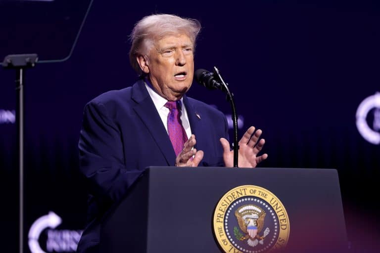 Trump asegura que el Papa «pone en peligro a muchos católicos»