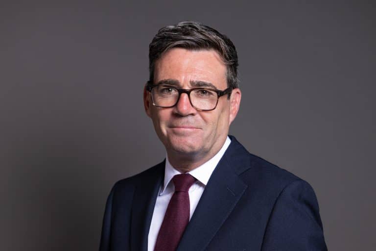 Andy Burnham asume como primer ministro de Reino Unido tras la dimisión de Starmer