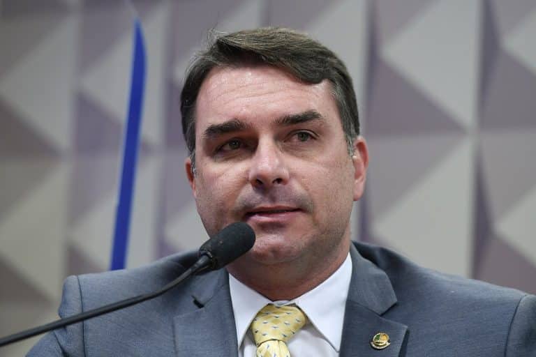 Flávio Bolsonaro gana la primera vuelta en Brasil y se medirá a Lula el 25 de octubre